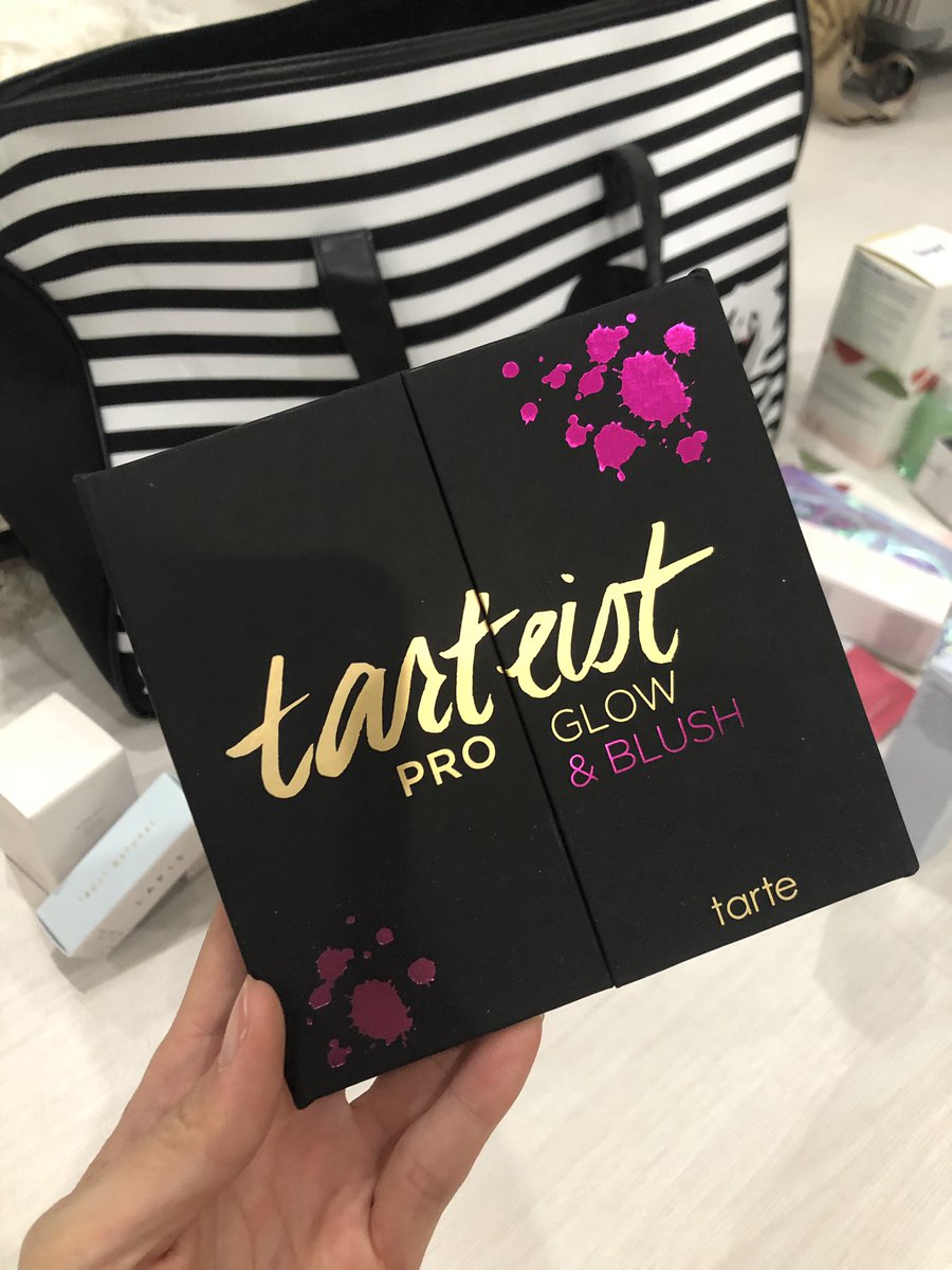 joyjeeloveberry's tweet photo. พาเลตต์บลัชออนของ Tarte คือกรี้สมาก จอยมีแพกเกจแบบนี้รุ่นก่อนหน้าที่เป็นคอนทัวร์คือเวิร์คสุดๆ อันนี้เป็นการรวมตัวของทั้งคอนทัวร์และบลัช+ไฮไลท์ เรียกว่าจบในตัว กระจก 2 ฝั่งคุณภาพดีมากก เนื้อบลัชออนดีจิง แต่ไม่เหมาะพกพา เพราะหนัก! โทนสีปัดแก้มคือดีย์!! วิ้งในตัว
#sephorathspring19 https://t.co/xW5cf84Ce0