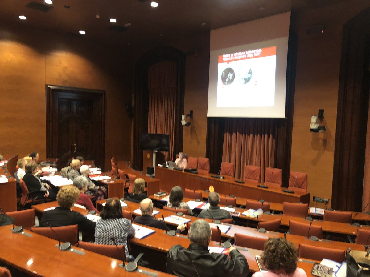AulaParlament's tweet photo. Donem la benvinguda al 1r grup de l’#AFOPA , Agrupació d’Aules per a la Gent Gran de Catalunya, que participarà en el taller “Parlament i ciutadania. L’experiència de ser diputat”. 
Durant quatre jornades, coneixeran el @parlamentcat ,on faran de diputats i diputades. BENVINGUTS! https://t.co/7TQ9bnU402