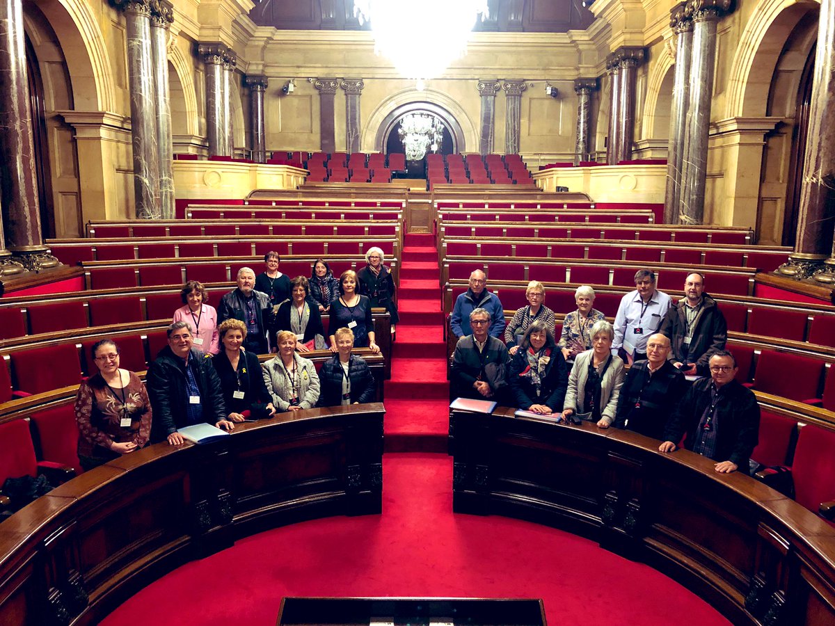 AulaParlament's tweet photo. Donem la benvinguda al 1r grup de l’#AFOPA , Agrupació d’Aules per a la Gent Gran de Catalunya, que participarà en el taller “Parlament i ciutadania. L’experiència de ser diputat”. 
Durant quatre jornades, coneixeran el @parlamentcat ,on faran de diputats i diputades. BENVINGUTS! https://t.co/7TQ9bnU402