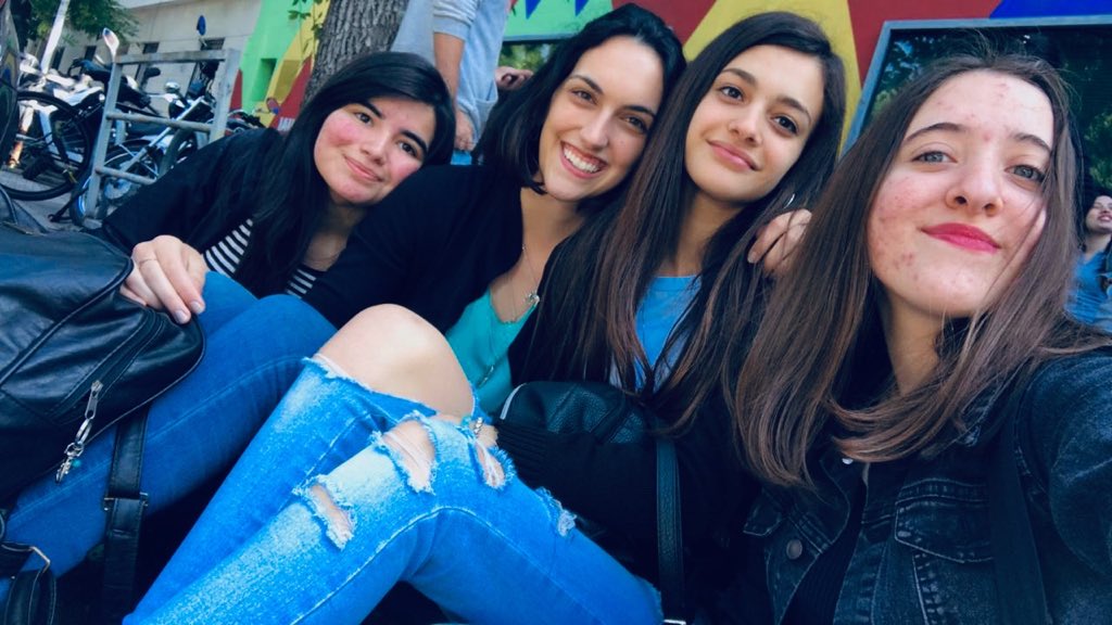 Cami_t09's tweet photo. @Los40ar @AxelOficial Con ellas 3 a todos lados, muero si ganamos ❤️🍀
@arflorgarcia @cenica2 @Flor_Sarasola 

#AxelEnLOS40 🙏🏼🤞🏼 https://t.co/VqXrone2WW