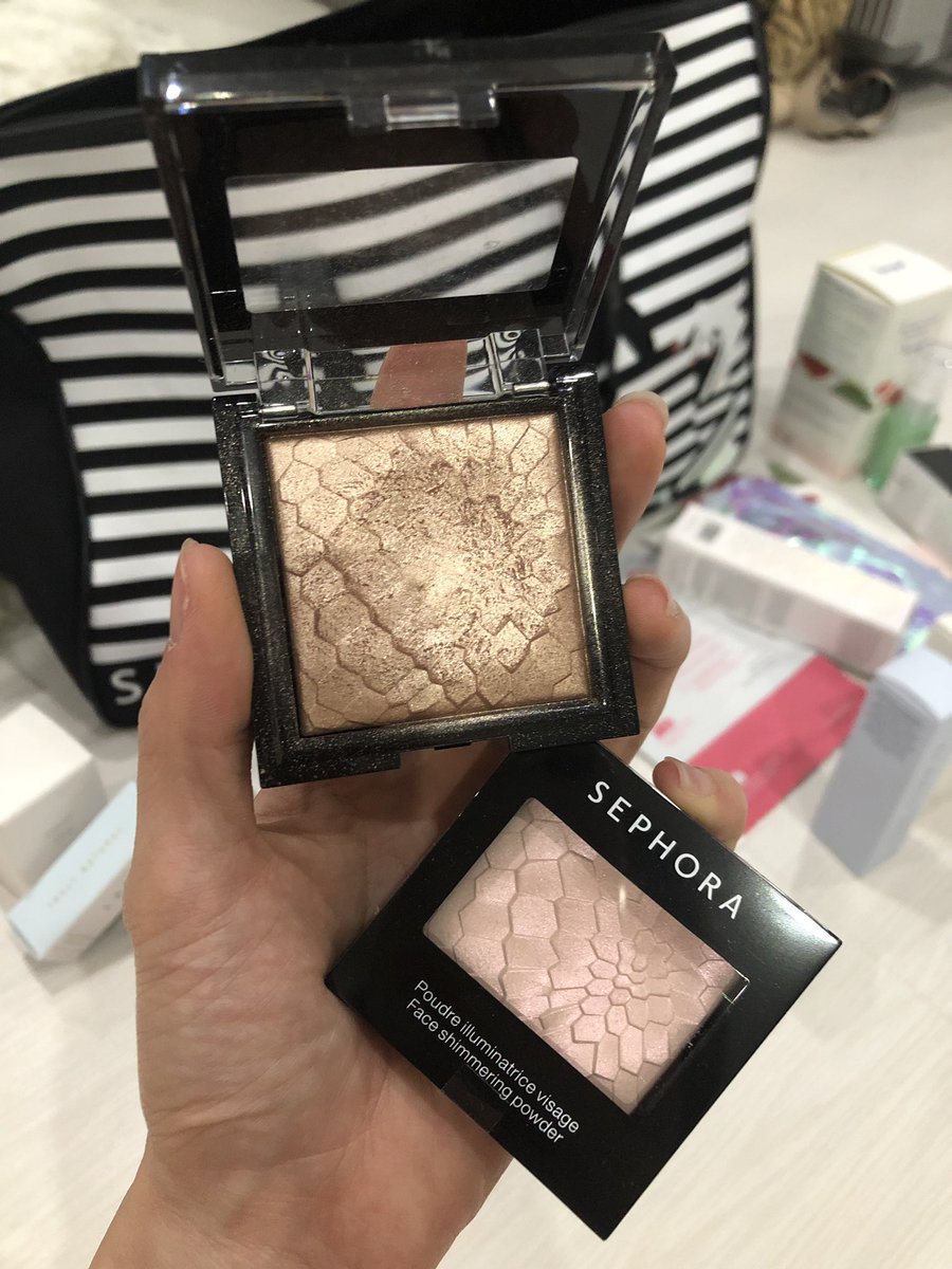 joyjeeloveberry's tweet photo. ไฮไลท์ของ Sephora นี่ใช้ตลับบนอยู่ เลยเอามาเทียบให้ดู ปริมาณเยอะมาก ราคาค่อนข้างแรง ถ้าจำไม่ผิดซื้อมา 780 บ. สีใหม่ที่ได้มาโทนชมพูมุกๆ ปัดแล้วน่าจะสวยแซ่บอยู่ 🌸 เนื้อมันจะวาวๆ แบบหนังปลาทู ไม่ดูกลิตเตอร์ฮะ ชอบๆ
#sephorathspring19 #mysephorath https://t.co/UIwZVqlOro