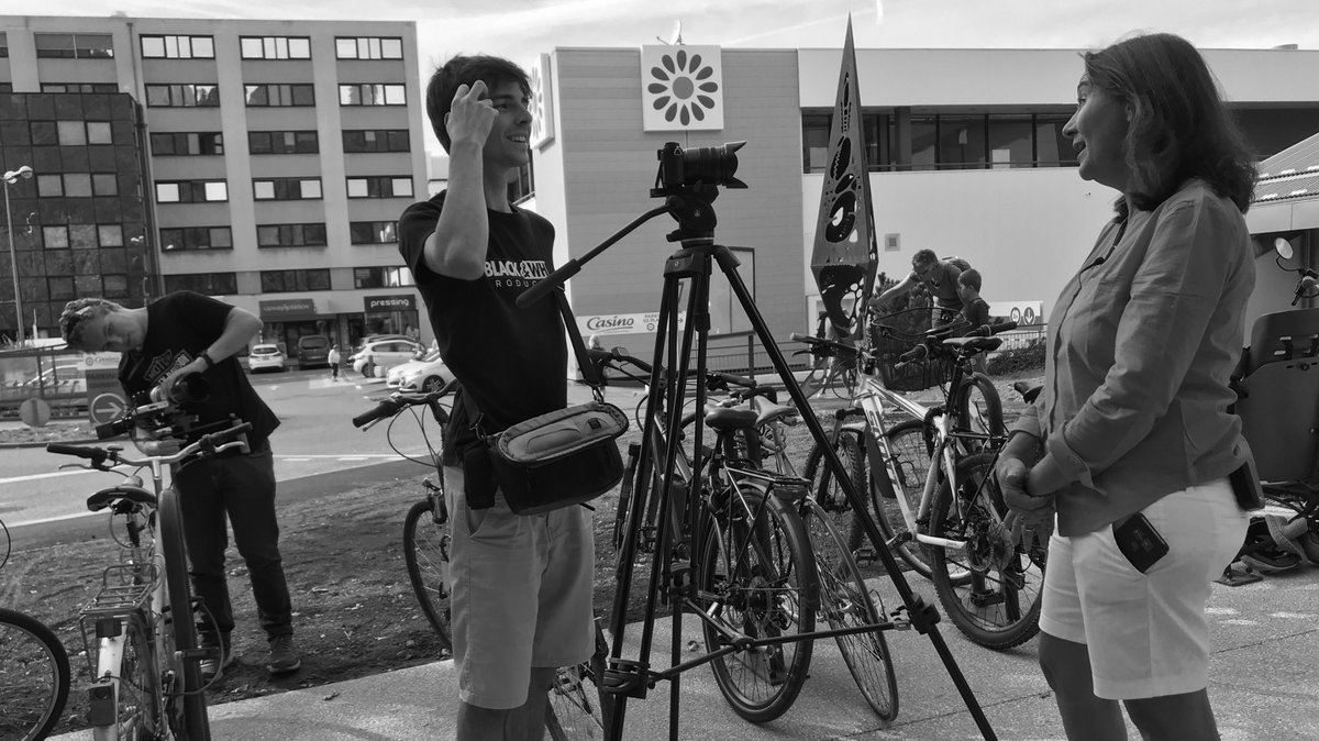 bandwprod's tweet photo. Souvenir de l'Asso Les Carrés avec ces petits interviews à la volée ! 🎙📽
retrouver l'aftermoie de l'inauguration des nouveaux locaux à Annecy-le-Vieux : https://t.co/aNvu0M5GZf
#itw #interview #film #aftermovie #Annecy #associationsocioculturelleetdeloisir https://t.co/jjtWJAMbiC