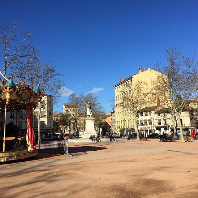 4 mars 2019 et un beau soleil sur le quartier de la Croix-Rousse 😍
.
#croixrousse #lyon #onlylyon #mangedulyon #place