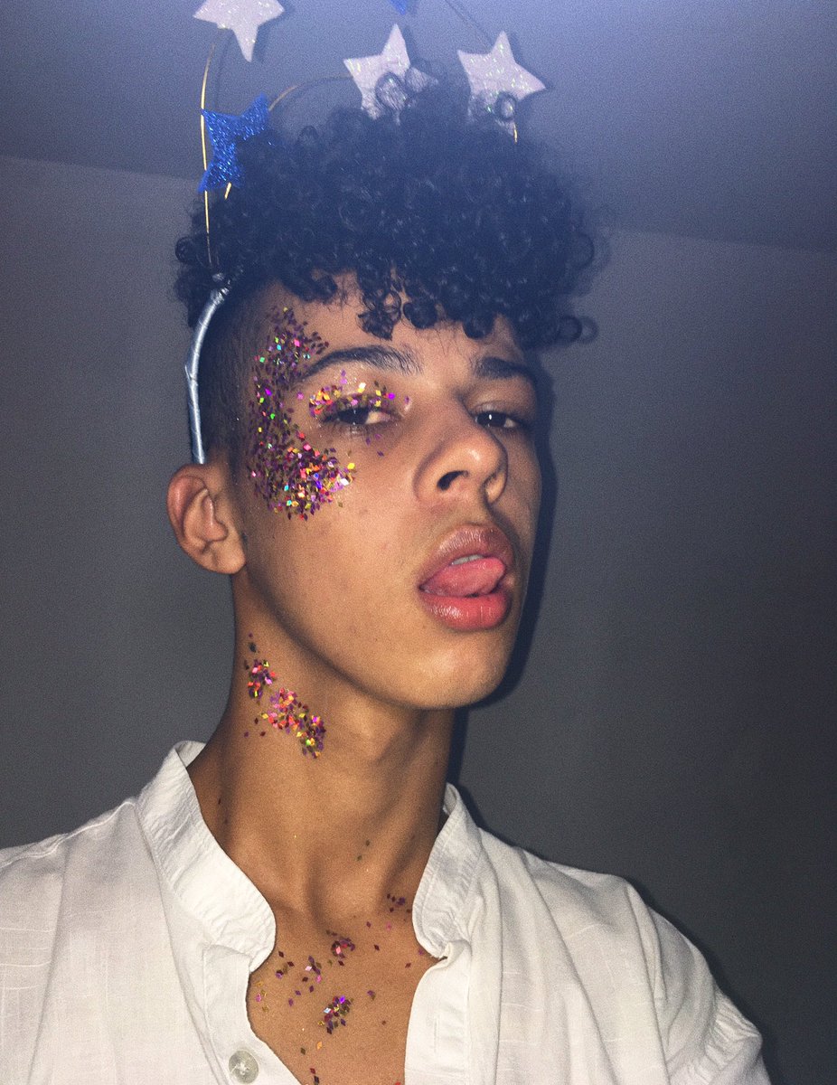 nattantt's tweet photo. decidi me divertir uaaaaai #RecBeat2019 #pabllovittar https://t.co/J8lblUvvX0