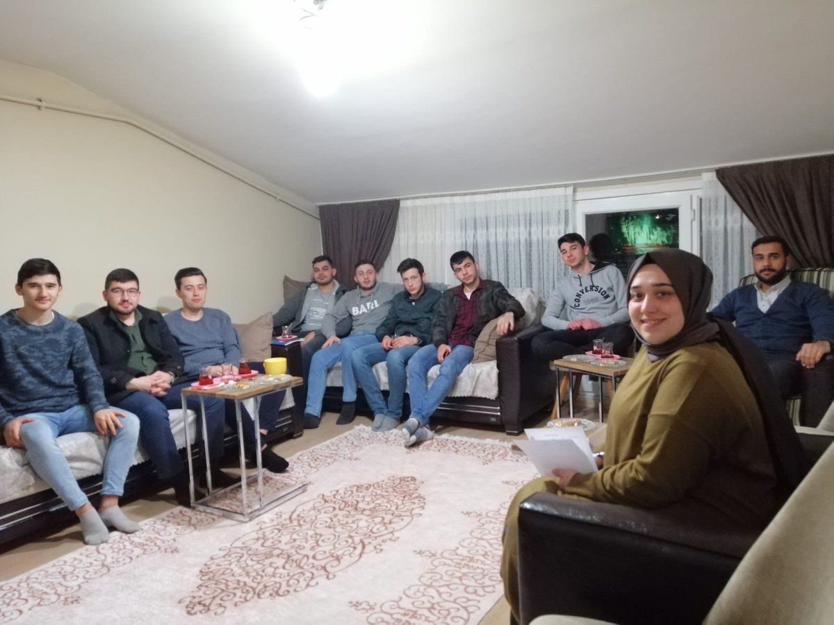 eyupakgenclik's tweet photo. İlçe Başkan Yardımcımız @beyznuryamn ve Yönetim Kurulu Üyelerimiz @Fatihdngell , @gunelhsyn ile birlikte Emniyettepe Mahallemizde Ayşe Karabulut hanım’ın misafiri olduk. @cihatbiradli https://t.co/au4e3k14Sv