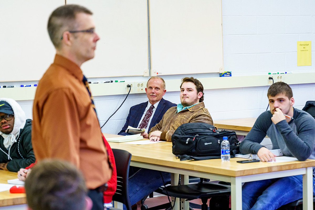 RoseHulman's tweet photo. Today is the first day of spring quarter. @RoseHulmanPrez was spotted sitting in on Professor Jim Hanson's Engineering Statics class. They identified the dangers in a scenario involving an amusement park ride and then brainstormed ideas to address those dangers. #BackToSchool https://t.co/6Hjiy2zCf7
