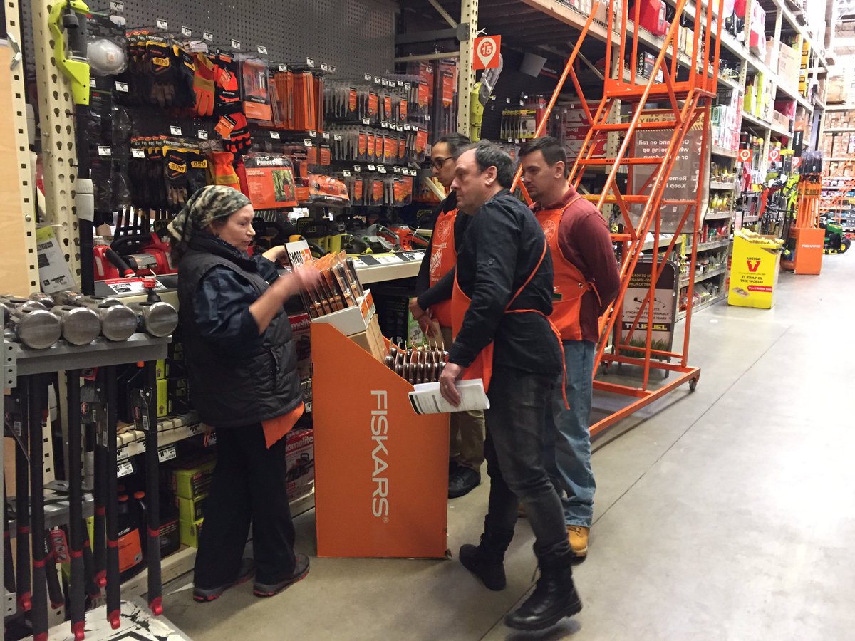 Phillipdanasta3's tweet photo. Kitt training new Graden associates Enis, Amir and Tim in Danbury 6209 https://t.co/hW4c2IWNWq