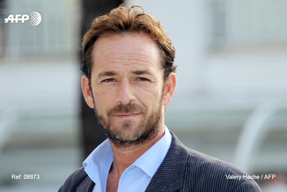 L'acteur américain Luke Perry, hospitalisé le 27 février à Los Angeles après avoir été victime d'un AVC, est mort aujourd'hui à l'âge de 52 ans, entouré de sa famille, a annoncé son agent à l'AFP #AFP