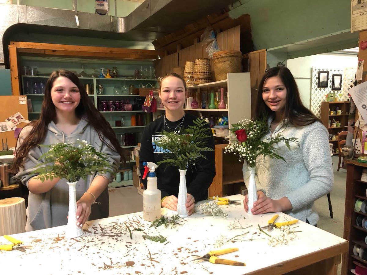 SV_AgEd's tweet photo. A special thank you to Prairie Petals Floral &amp; Gifts in Oxford for teaching some of our floriculture team how to make bud vases! #svnation https://t.co/6L6thxNKyU