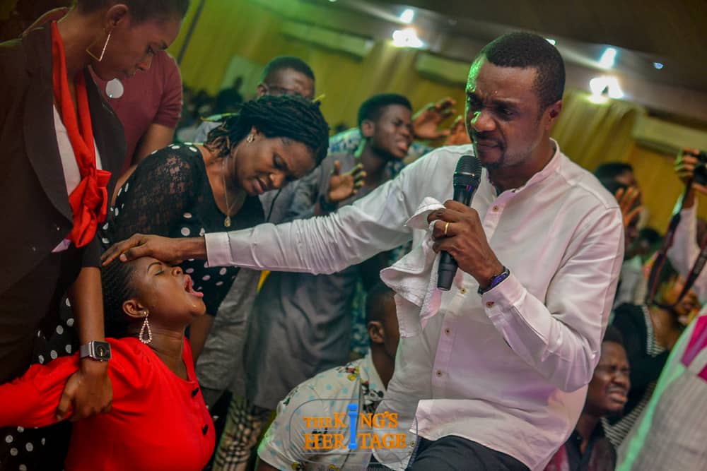 TKHERITAGE's tweet photo. Music ministers boot camp with @nathanielblow. What an amazing experience.
#NathanielBassey
#TheKingsHeritage
#BootCamp
#MakingYourLifeOutstanding https://t.co/RIg8zJFohL