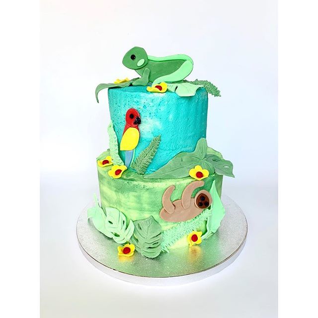 ClemieVeganCake's tweet photo. Walking through the jungle 🌴
.
My first fondant sloth. My niece’s favourite animal - I don’t think I even knew what a sloth was at 2! .
.
#clemievegancake #cakestagram #junglecake #sloth #slothsofinstagram #buttercreamcake #cakeofinstagram #cakegrid … https://t.co/9huAbb4wkX https://t.co/W1DLXwNvVA