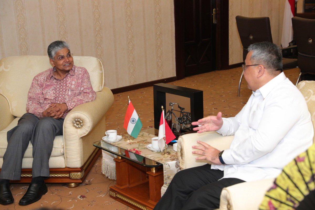 EKO.P.SANJOJO Bertemu Duta Besar India membicarakan kerjasama pemb. desa dikedua negara.
Dlm pertemuan tsb Duta Besar India menawarkan kpd Kepala Desa maupun Pendampg Desa Indonesia untuk dpt belajar di India. Saya juga menawarkan hal yg sama kpd India