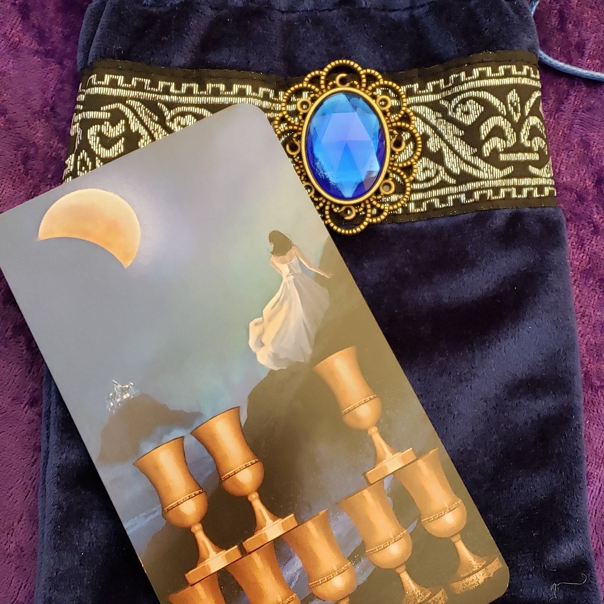 everydayomens's tweet image. The 8 of Cups speaks of an ending by choice. There are two perspectives in the 8 of Cups. One of being left &amp;amp; one of walking away. 
#8ofcups #movingon #tarotlesson #tarotmoment #decisions #randomcard #dailytarot