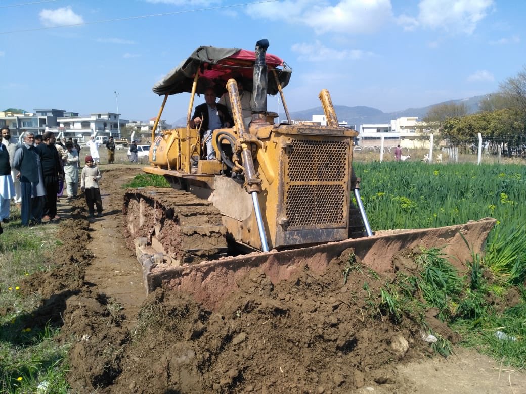 dcislamabad's tweet photo. Alhamdolillah work starts at the Service Road North of Sector E-12. An agreement was reached between CDA and the landlords after massive efforts from AC sadar Mr Saad. https://t.co/spOjgp72Rl