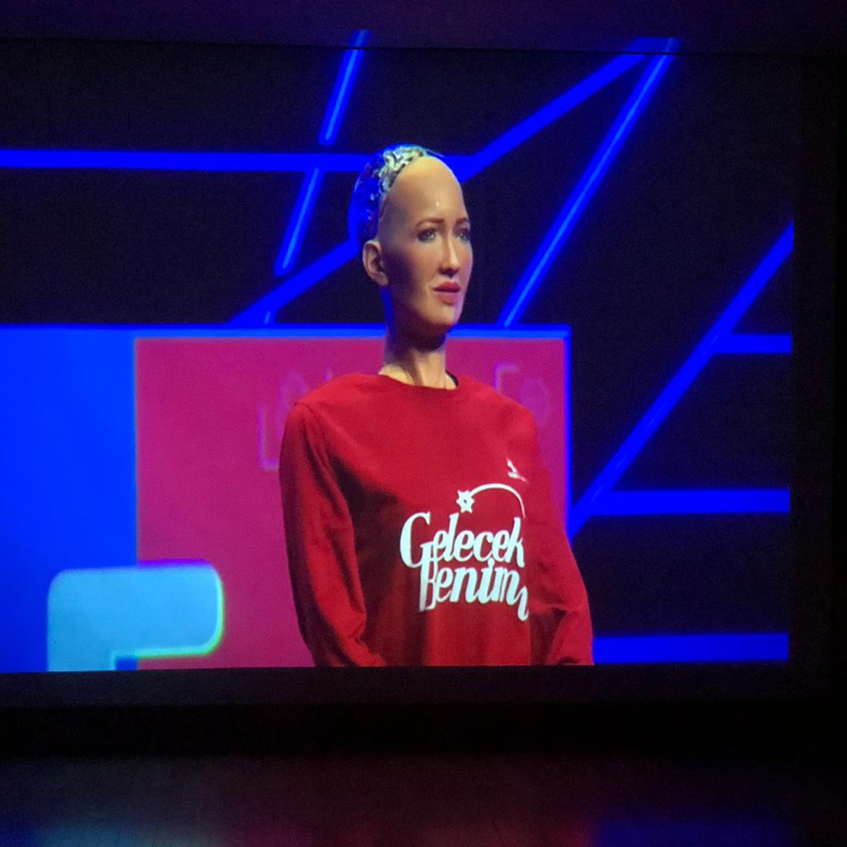 YAVUZGLBS's tweet photo. Yapay zeka robotu Sophia, bugün neden Uluslararası STEM Eğitim Zirvesi’ne katıldığını anlatıyor.
The artificial intelligence robot Sophia explains why she attended the International STEM Education Summit.
#mektebim #gelecekbenim #usezistanbul #STEMBestPracticeSchool https://t.co/LJ3m62TeUj