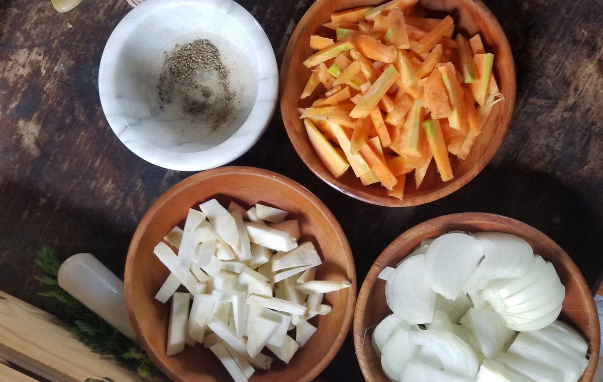CLThistory's tweet photo. Making stewed beef with root vegetables at our monthly Cooking Guild meeting at Latta Plantation
#clthistory #cooking #cltmuseum #lattaplantation https://t.co/lYhrmWbNio