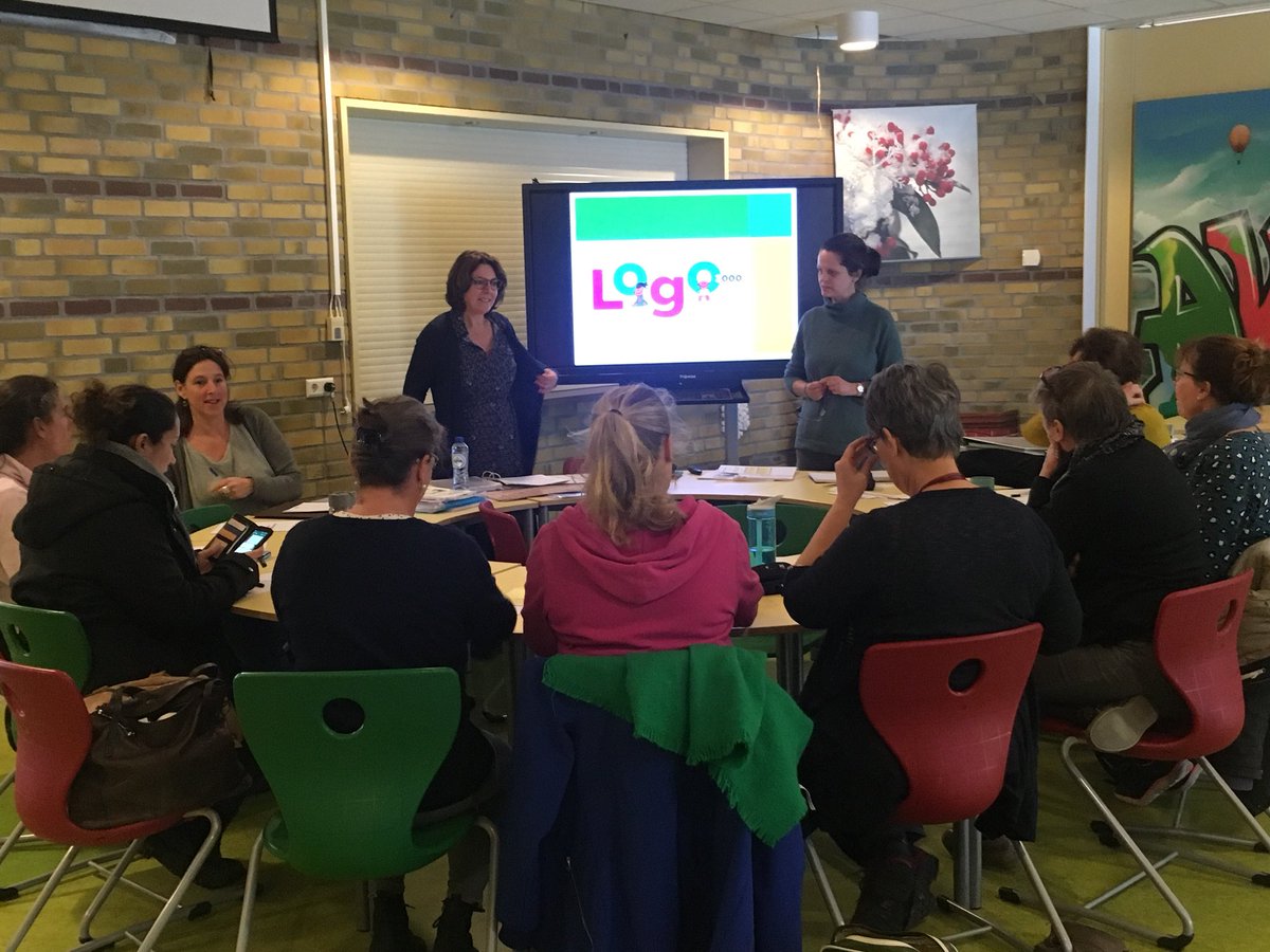 Vandaag kregen we uitleg over LOGO 3000. Een methode die speciaal is aangeschaft voor leerlingen die de Nederlandse taal nog niet spreken. Morgen meteen mee aan de slag!