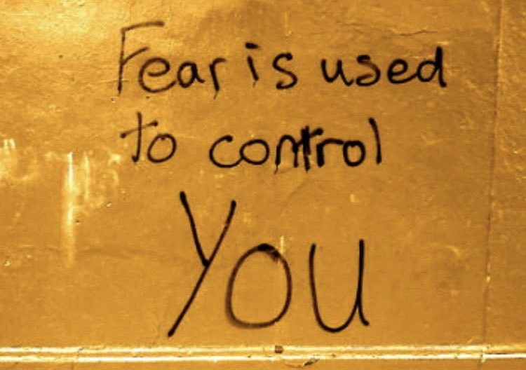 AleTheorist's tweet photo. Las urbanizaciones con “control de acceso” no están diseñadas para protegerte, son otro ejemplo de los programas Iluminati de control poblacional. Es un tipo de cárcel, en donde tú eres tu propio custodio, vives en una gran jaula, y los guardia’e palito te vigilan. #LEE https://t.co/ORx1vyG23D