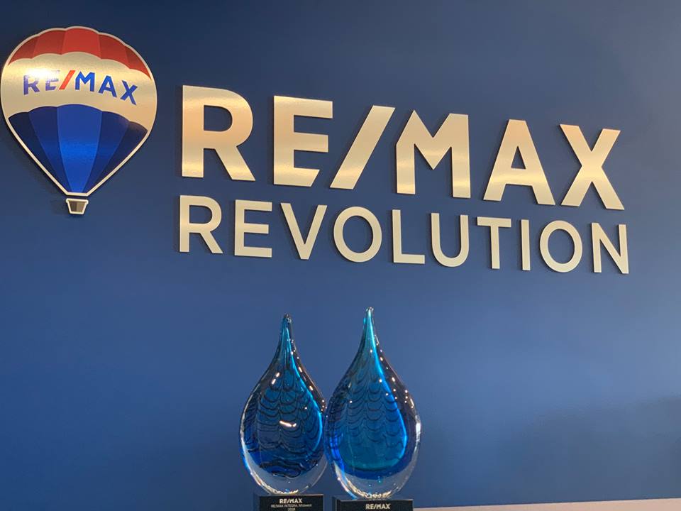 Remax Platinum Logo Grupo Vantagem Wins RE/MAX Special Awards And Adds