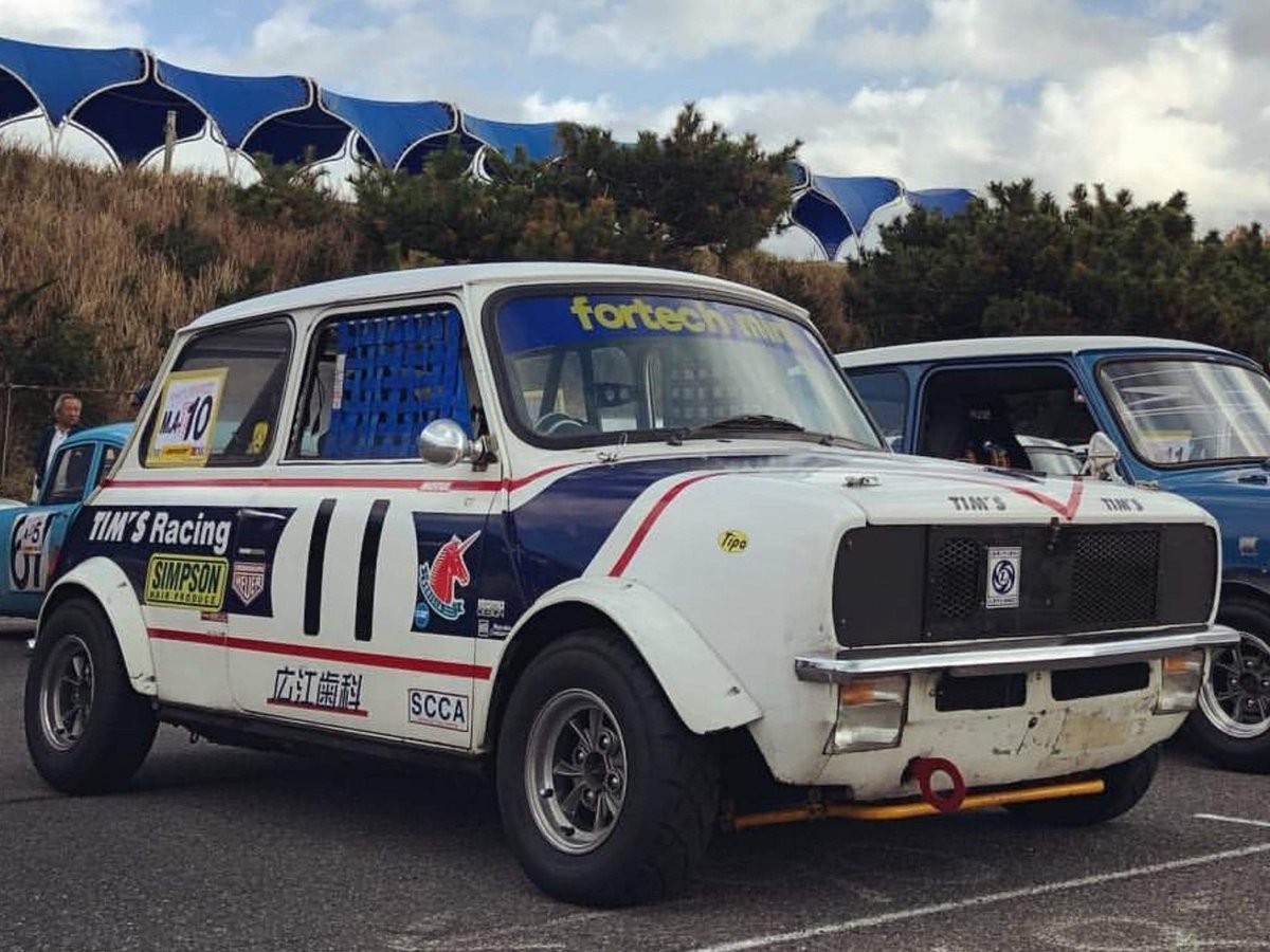 WWWMiniOC's tweet photo. I really like this #ClubMonday Racer, the headlight config is so cool. Gives me an idea for driving lamps on Vini! https://t.co/qHSbzmdLhb