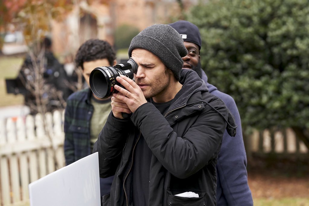 актер на съемочной площадке. уолли пфистер и кристофер нолан. съемки. очень профессиональные кадры. со съемкой вместе.