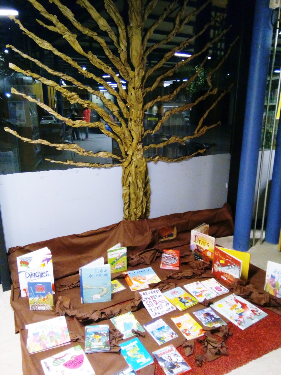 Vine i agafa llibres del nostre arbre #bibliotecaCentral #llibresinfantils