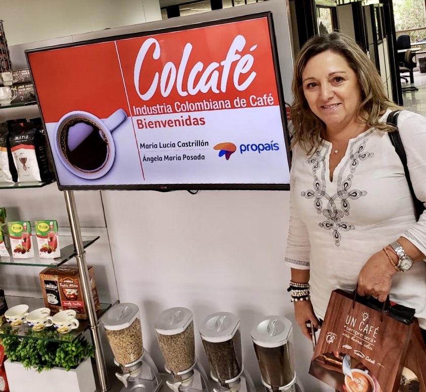 PROPAIS's tweet photo. Nuestra gerente, @mlcastrillon se encuentra visitando empresas colombianas e invitándolas a hacer parte de la campaña #CompraLoNuestro, hoy en #Medellín con directivos de @Cafe_Colcafe y @Avon_Colombia @MincomercioCo @PTPColombia @PROPAIS https://t.co/ngvPP0pGsD