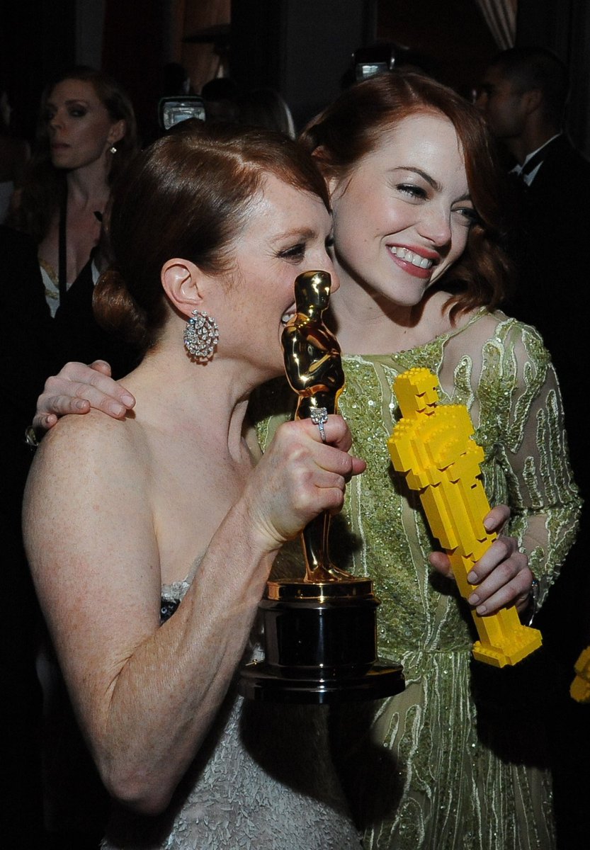 emma_stone_com's tweet image. #ADDS Just added 39UHQ of #EmmaStone backstage at #Oscars2015 with #Birdman cast emma-stone.org/photos/thumbna…