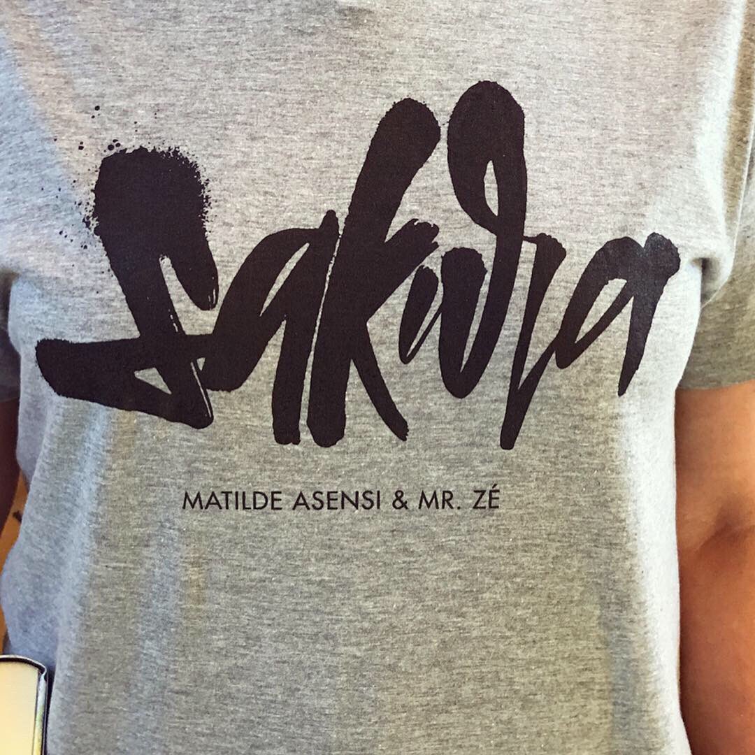 MatildeAsensi's tweet photo. CM: Ponemos en marcha el #SORTEO DE UNA CAMISETA DE EDICIÓN LIMITADA + UN EJEMPLAR DE #SAKURA. 
¿Quieres conseguir el pack? 
¡Es muy sencillo! Sigue los pasos del hilo: ⬇️ https://t.co/ofaMZDsRal