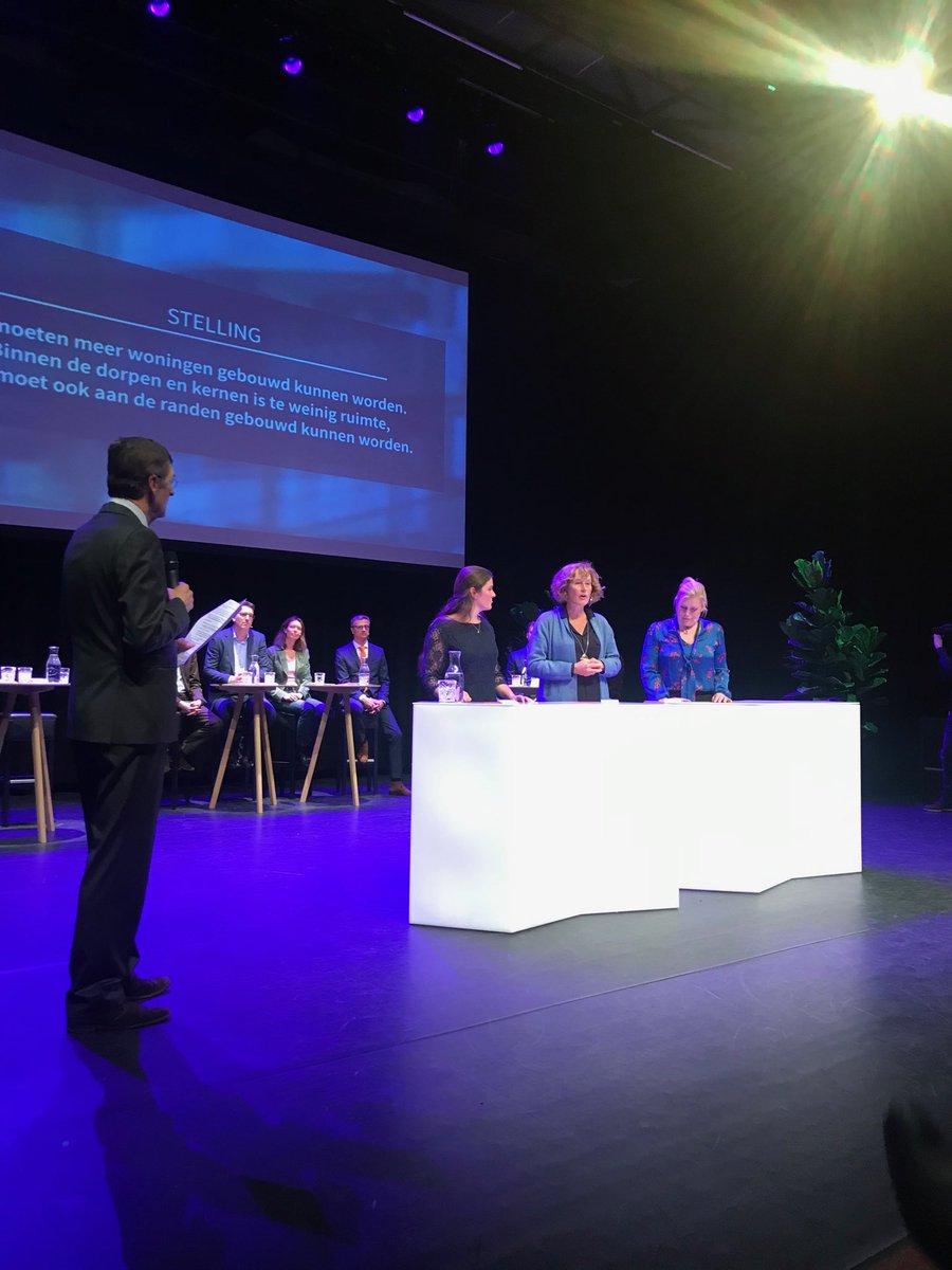 cjvanvelzen's tweet photo. Debat lijsttrekkers provinciale staten verkiezingen in Alphen gestart. Woningbouw als eerste thema. CDA lijsttrekker Adrie Bom geeft ruimte voor bouwen aan de randen https://t.co/Zvw2HI9uxJ