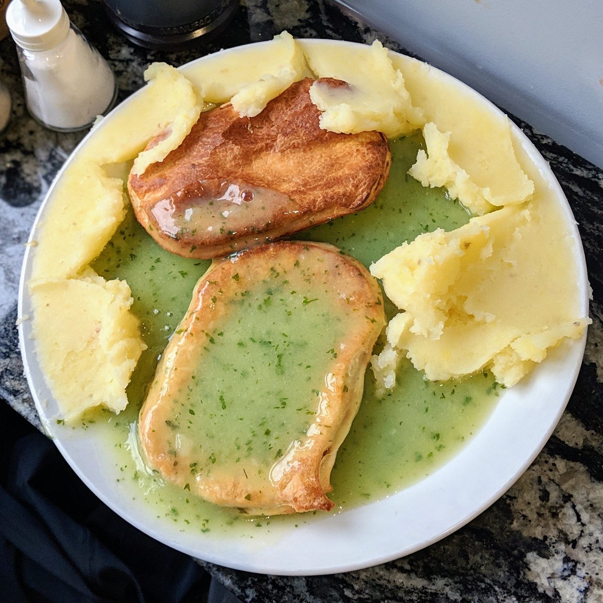 PIE &amp; MASH 😍🇬🇧🙌 Double pie, double mash, double liquor is the only way to go! 👊 <a href="/HarringtonsPie/">Harringtons Pie Mash</a> is a South London institution. Same family and same recipe since 1908 😮👌 It's always great when you see a fresh tray of pies come out of the kitchen 🤤