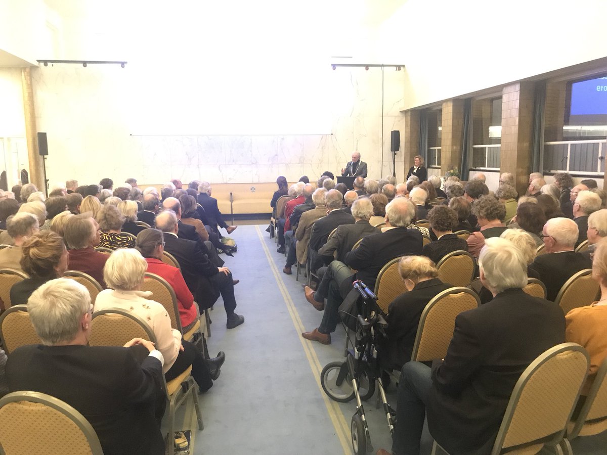 Inspirator, (locale) intellectueel, schrijver maar ook een echte buurtwerker. Vandaag een terechte inschrijving in het gulden boek. #Pieter Hoogenraad# GemeenteHilversum