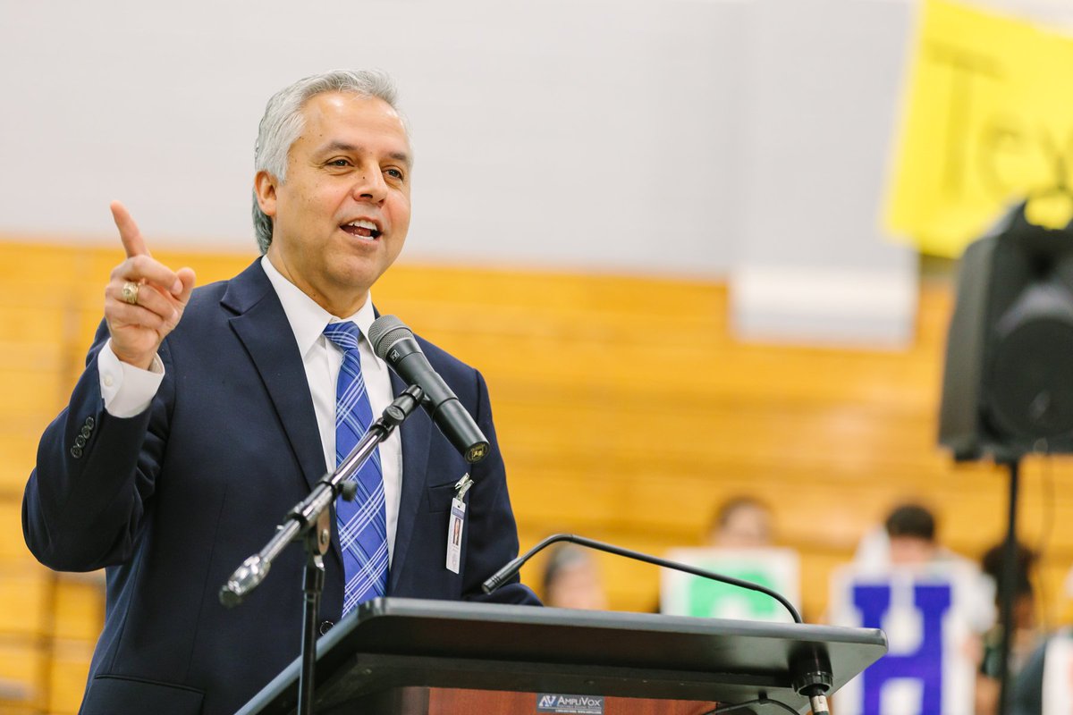 A showcase of district-wide talent, we kicked off Texas Public Schools Week this morning! #TPSW2019

Performances included @GutierrezMS3205 music students, @HcisdVernonMS mariachi group, and actors from <a href="/LeeMeans8/">LeeMeansElementary FineArtsAcademy</a>