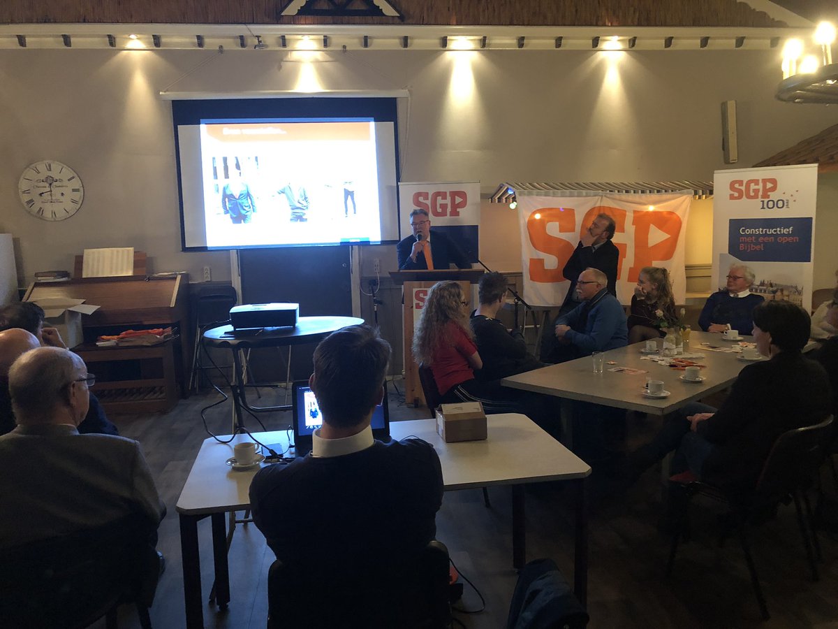 Onze verkiezingsavond in Oudemirdum is van start. Onze lijsttrekker Haaije de Jong stelt zich voor aan het publiek. #deverborgenhoek #SGP #FRYSLÂN #ps2019 #verkiezingen