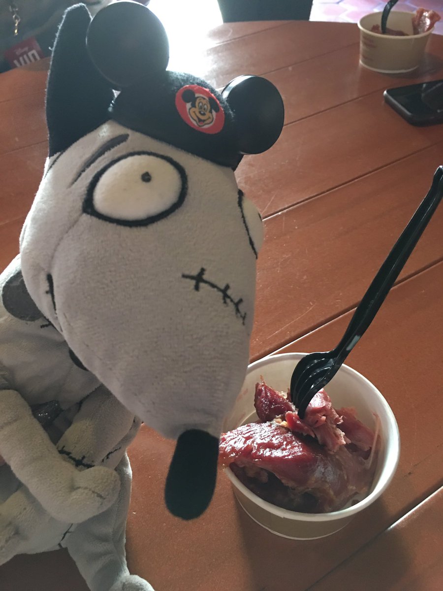 FauxSchnitzel's tweet image. VIP Food tour! You had me at VIP! #FauxSchnitzel #Disneyviptours #purplewall