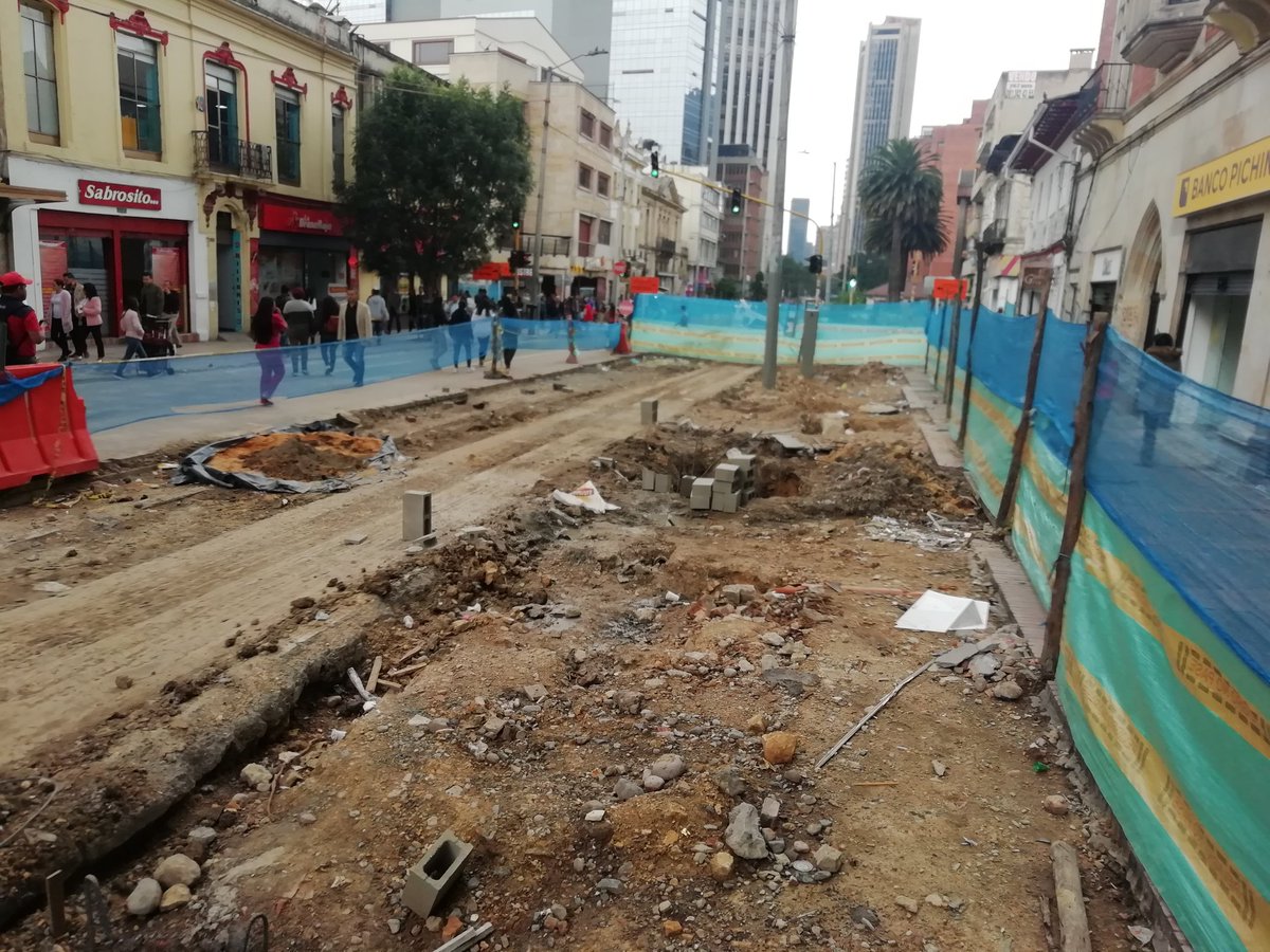 Tres años y el señor <a href="/EnriquePenalosa/">Enrique Peñalosa</a> no ha podido con la carrera Séptima con calle 24.

Ahora sí, en cinco meses va dejar en firme los estudios, la licitación y la primera obra de ejecución del metro elevado, no creo.

Cuidado!!! tan de afan un metro de Peñalosa. Pongamos ojo.