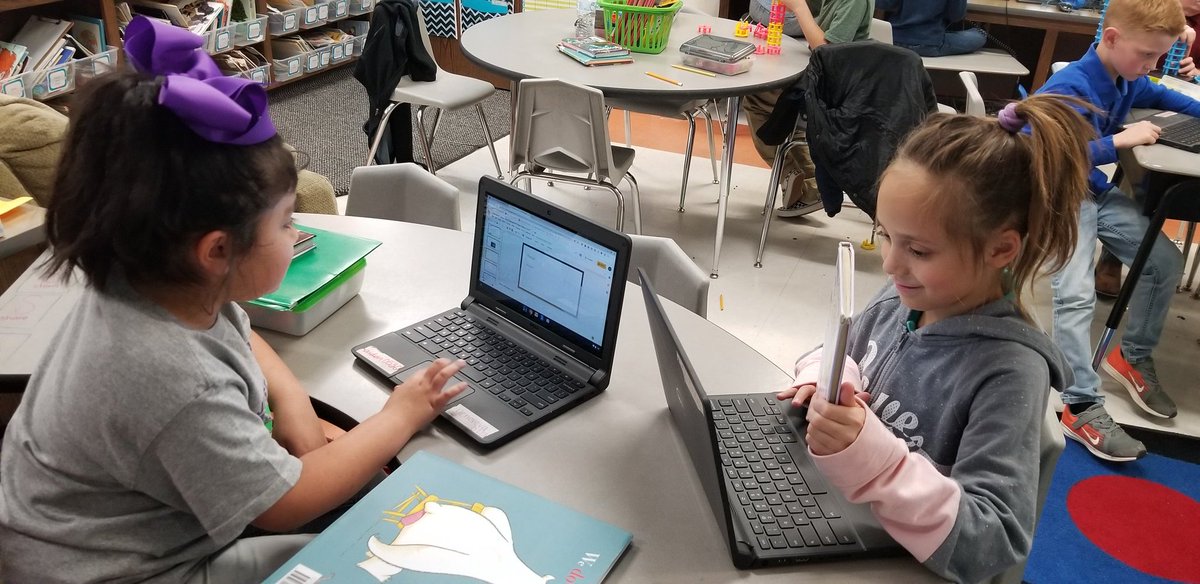 LemonsLearners's tweet photo. "Mrs. Lemons, can we work on our research projects during recess?" 
Uh, YEAH! I can't say no to that! 😁
#Lemonslearners @SouthernHillsWF https://t.co/Fgp1691nZ6