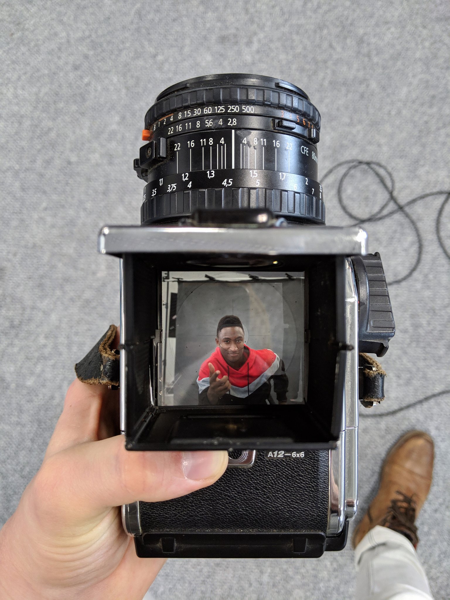 Diversiteit Ongepast Bestrooi Marques Brownlee on Twitter: "Just got to play with the Hasselblad 501CM.  What an absolute unit. https://t.co/n16I1Tn49a" / Twitter