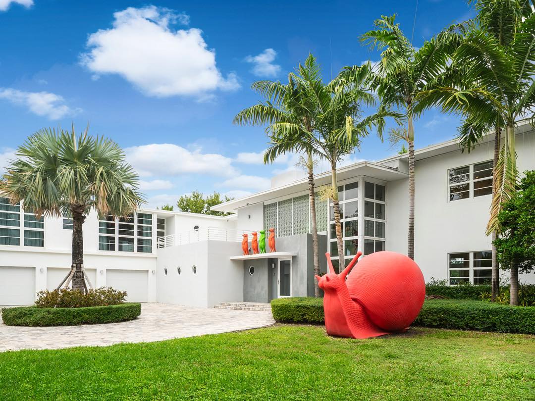 ONESIR's tweet photo. A true work of art. This Indian Creek mansion sits on a double lot and features 140 ft. of water frontage. It’s also the perfect backdrop for your art collection. I 6301 Pine Tree Drive I Listing Price $9,900,00 I Listed by The Waterfront Team #InspiredByONE https://t.co/2cObjis3AC