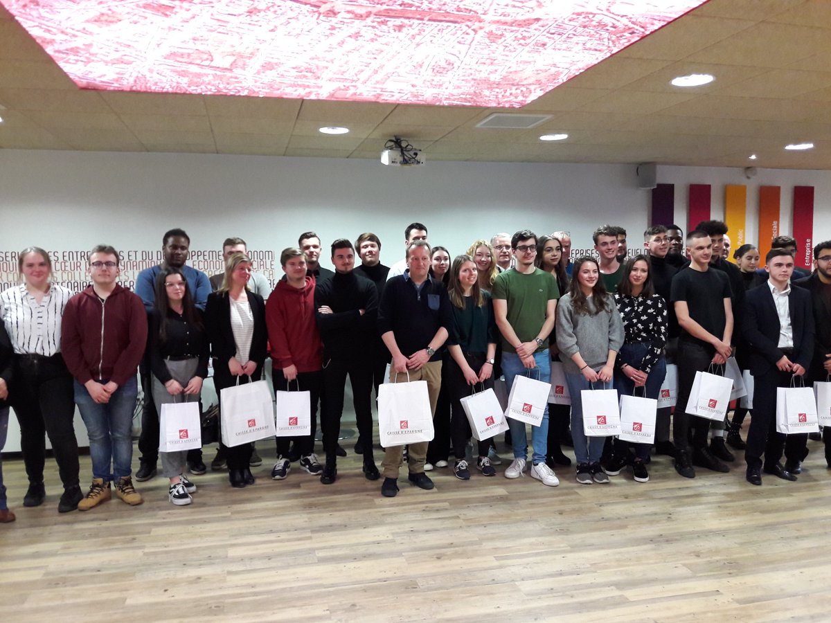 NicolasDelnatte's tweet photo. Finances et Pédagogie distingue à #AMIENS à la #CEHDF les lycéens et les étudiants lauréats du concours européen Apprendre la Bourse : bravo à l'équipe du lycée Montalembert championne de France! https://t.co/YvpSs5KWAn