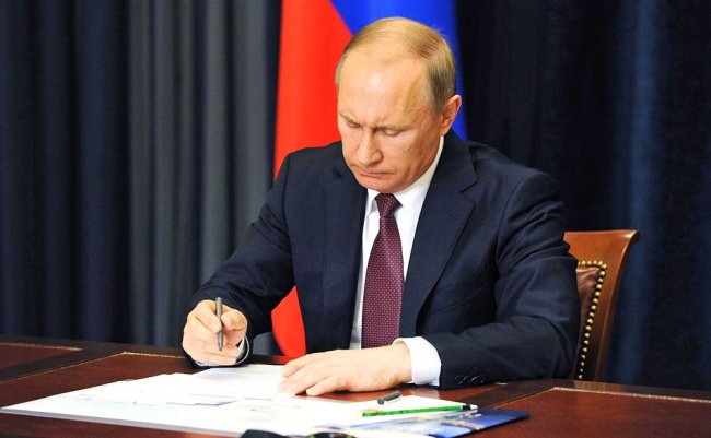 EmbassyofRussia's tweet photo. President #Putin signs Executive Order suspending Russia’s compliance with the USSR-USA #INFTreaty. The suspension will be in force "until the US rectifies its violations of the said Treaty or until it expires" #NotOurChoice #MirrorResponse https://t.co/ZtrMrjcoSB https://t.co/baORZRUslU