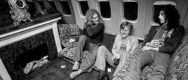 crockpics's tweet photo. Members of Led Zeppelin next to the fireplace on the Starship, 1975. #ClassicRocks #LedZeppelin https://t.co/TpwYcZHdSS