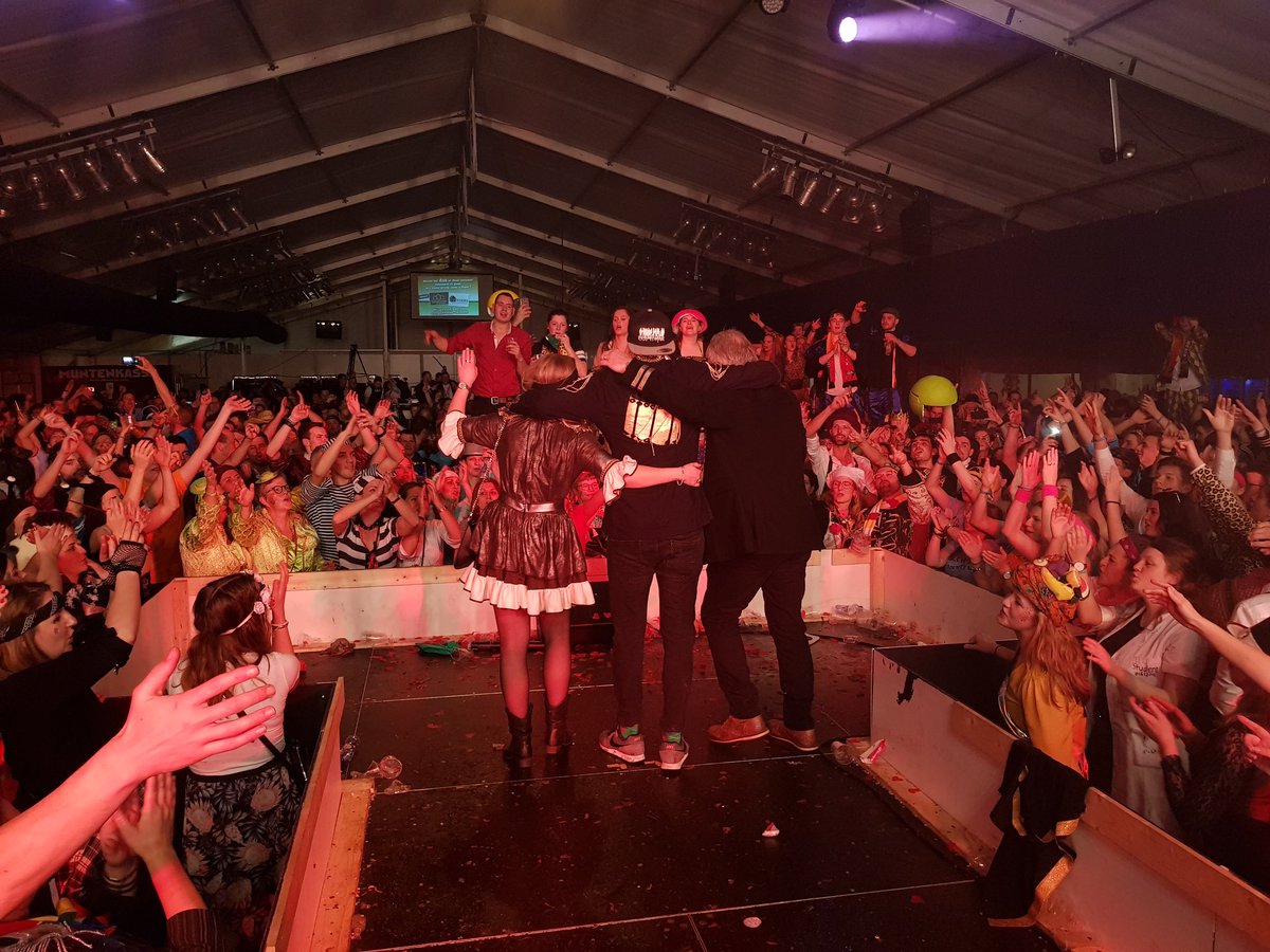 Zo hoort het!!! In het Keulen van Gelderland , wellicht de mooiste maandag ooit #NasepopXL  Een feest, wat we zelf met zijn allen hebben gemaakt! Lars FANTASTICCHHHHH  #wijzijnnietbangwantRowaniserbij  <a href="/LarsDerks/">Lars Derks</a> <a href="/SOKGroesbeek/">SOK Groesbeek</a>