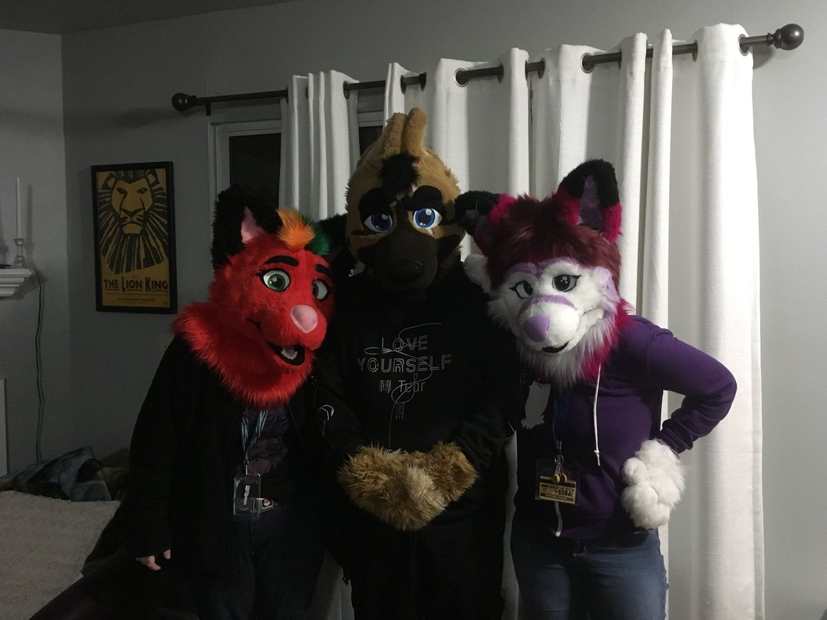 ScarletJanefox's tweet photo. I had so much fun with @Sotowolf2016 and @KindnessDreamer this weekend! I hope we get to return next year. Big thanks to @BroadwayJostes for letting us stay with him! #gfm19 #gfm2019 https://t.co/Owff3n9BaH