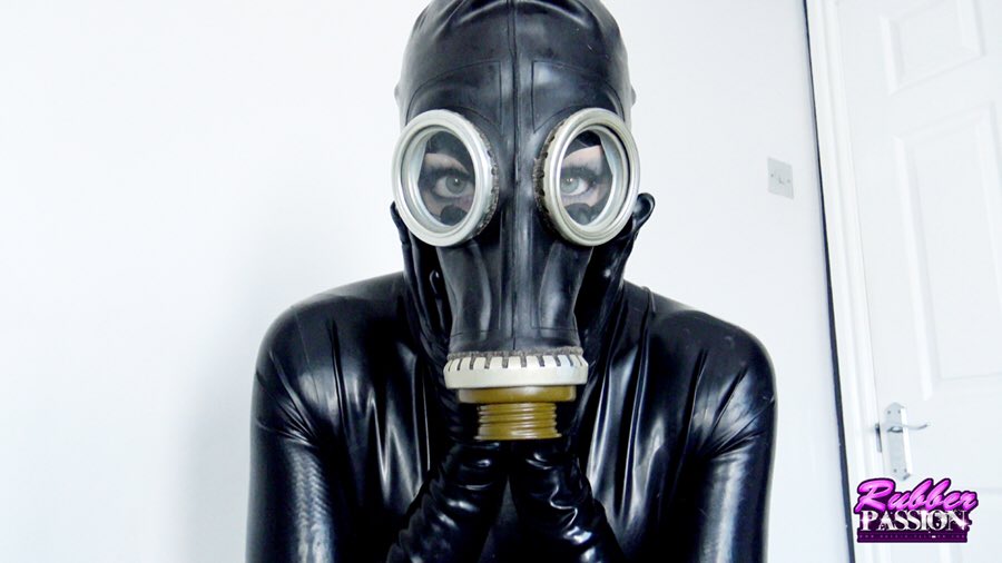 I dress up for my Members... from this gorgeous lace bodystocking into this killer #rubbercatsuit with attached #gasmask by <a href="/RubberEvaShop/">Rubber Eva</a> ❤️ Join me now @ Rubber-passion.com ❤️
