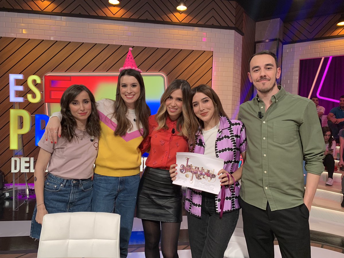 eseprograma_tve's tweet photo. 📸 #EsePrograma4Mar ha sido una fantasía con @Annibsweet y su estrella 🌟, @zaharapop y su versión de @lolaindigomusic, @EvaSoriano90 y su cumpleaños, @Alberto_Casado y su "en su cabeza era espectacular" y @maria__gomez todo bien, todo el rato👏👏
No está mal para @la2_tve. 💪 https://t.co/kdDHHhX68V