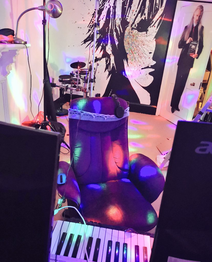 joncampling's tweet photo. #mancave #streaming studio Mrk 2
😍
https://t.co/KwpDDjKXrr
#TWITCHAFFILIATE #TWITCHSINGS
#HARRYPOTTER #DEATHEATER
#FINALFANTASY #KINGREGIS
#TheChair #jongles #Noctis #WallArt #actorslife https://t.co/dwWGiiuakM