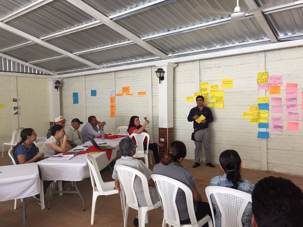 CDAIS_project's tweet photo. Fernando Palma, facilitator from the bean niche leading the analysis for the T3 at niche level. #CDAIS_Project #Beans #Innovation #FunctionalCapacities #Guatemala https://t.co/wOxC1eFEfo