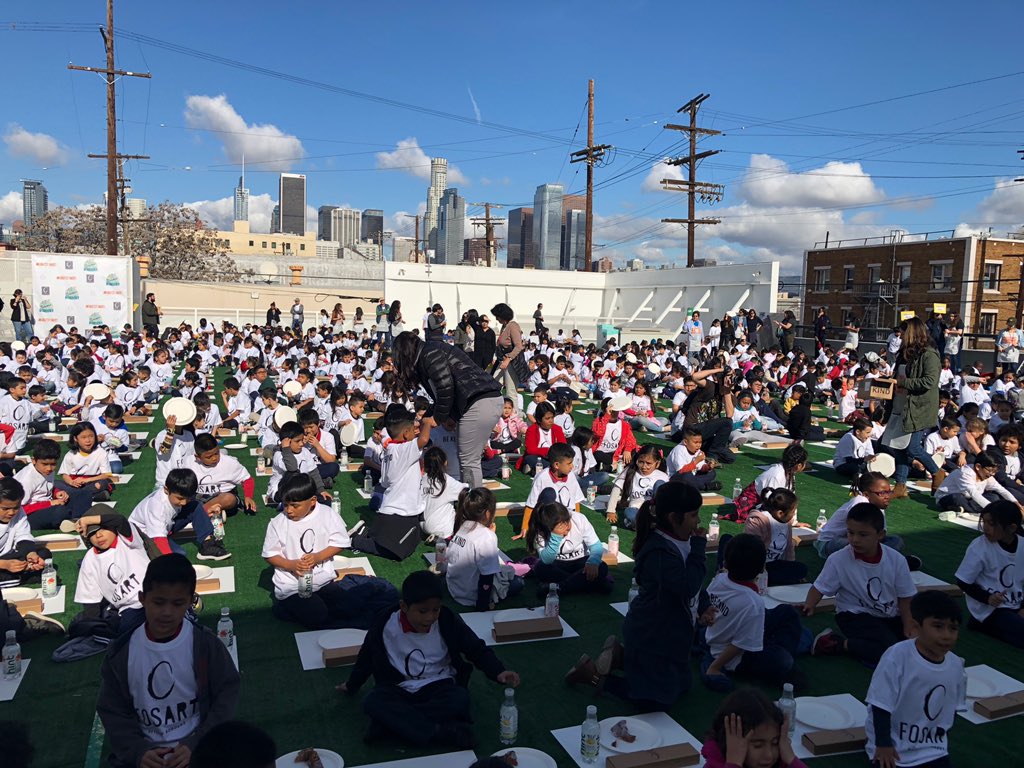 627 students, 27 teachers, and 12 school buses later -@innercityarts successfully executed #ArtBeyondBorders with Olga Sinclair! The day was filled with painting all morning together on their  rooftop turned art studio. .
.
.
.
.
#businessimprovementdistrict #industrialdistrict