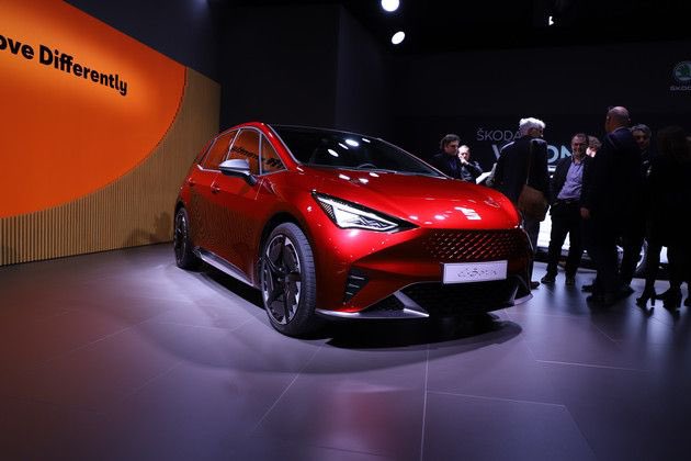 AutomobileActus's tweet photo. #News - Ce soir, le @vwgroup_fr tenait sa traditionnelle soirée d’avant-salon. 
Découvrez donc les 1ères images du @SEATFrance #ElBorn depuis #Palexpo ! #GIMSSwiss2019 #GIMSSwiss https://t.co/EoUI2Z2Z4c